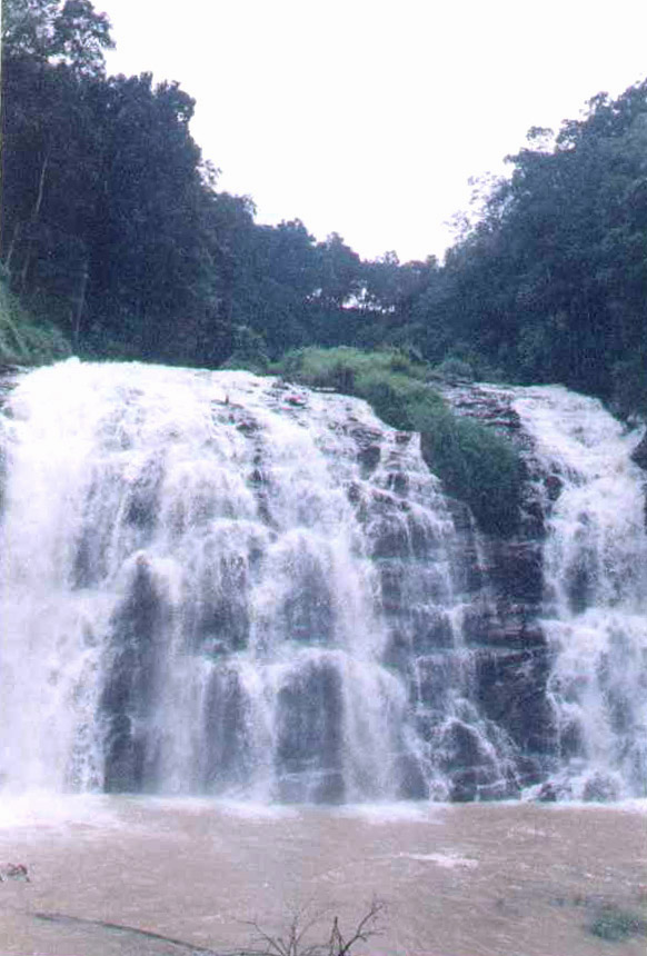 waterfall.jpg, 124709 bytes, 2/1/2001
